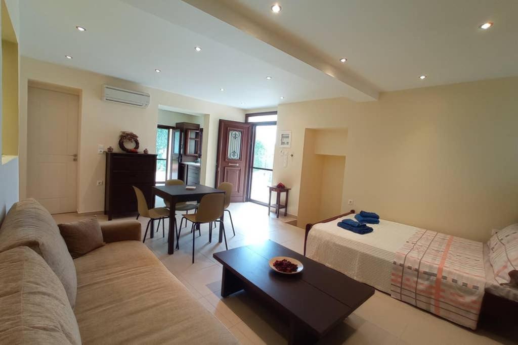 Afroditis'S & Makis'S Apartment Леонидион Экстерьер фото